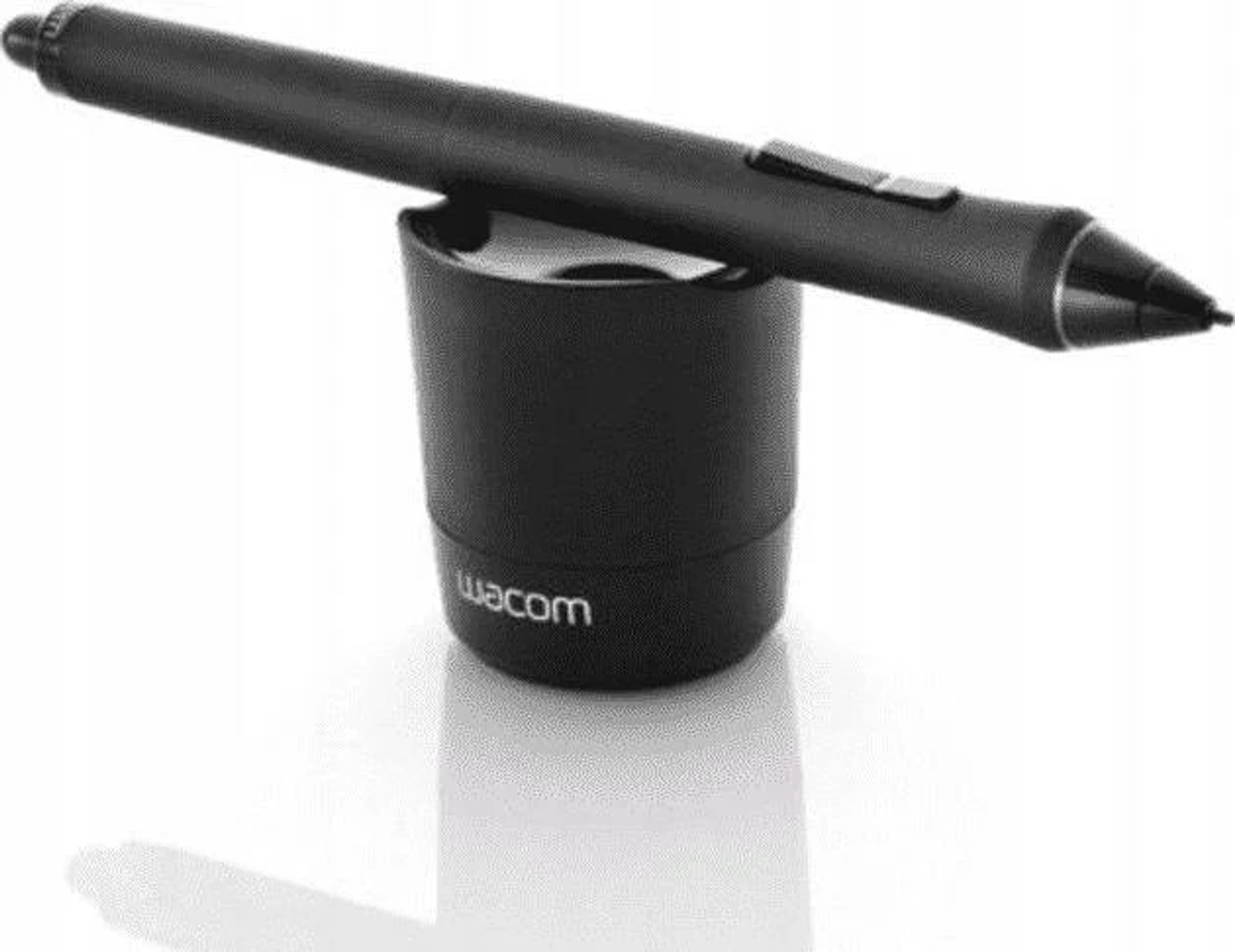 Penna stilo nera su un portapenne nero. Sfondo bianco.