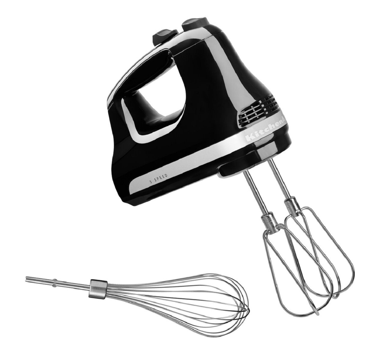 Frullatore a mano KitchenAid nero con due fruste e una frusta su sfondo bianco.
