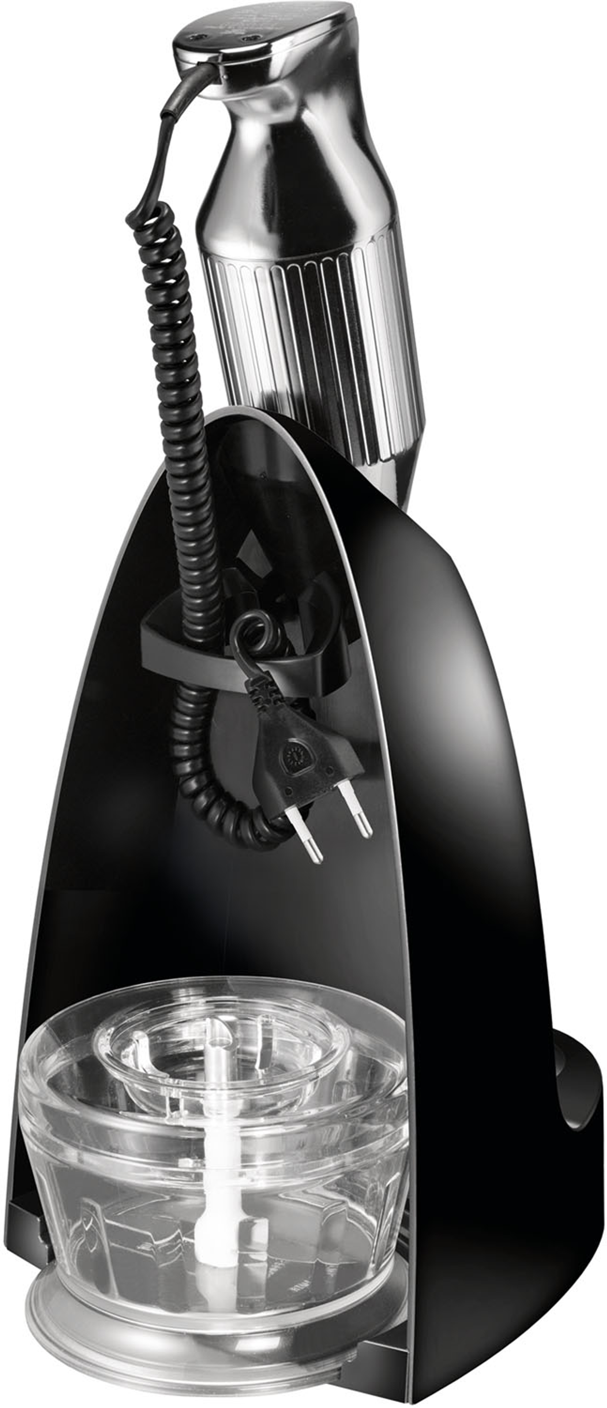 Czarny blender ręczny z przezroczystym pojemnikiem i akcesoriami. Na czarnym stojaku. Tło jest białe.