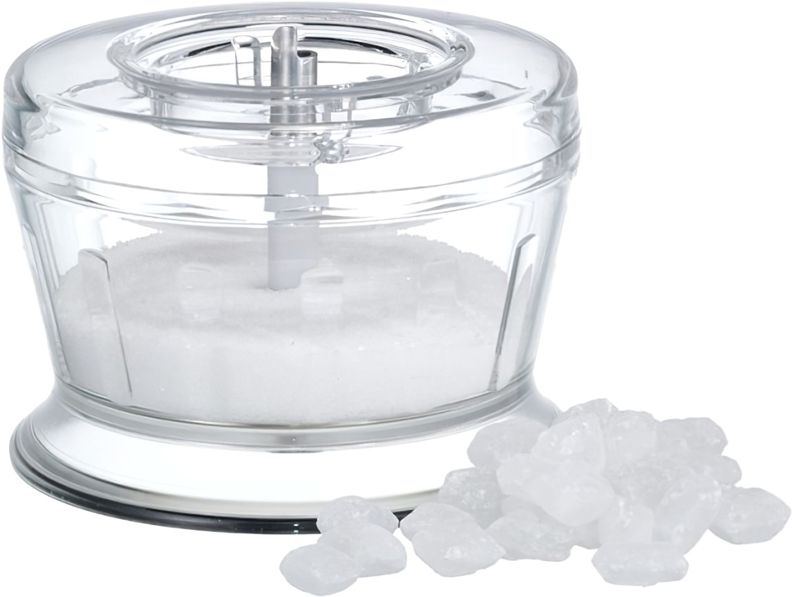 Przezroczysty robot kuchenny z cukrem i kryształami cukru, białe tło.