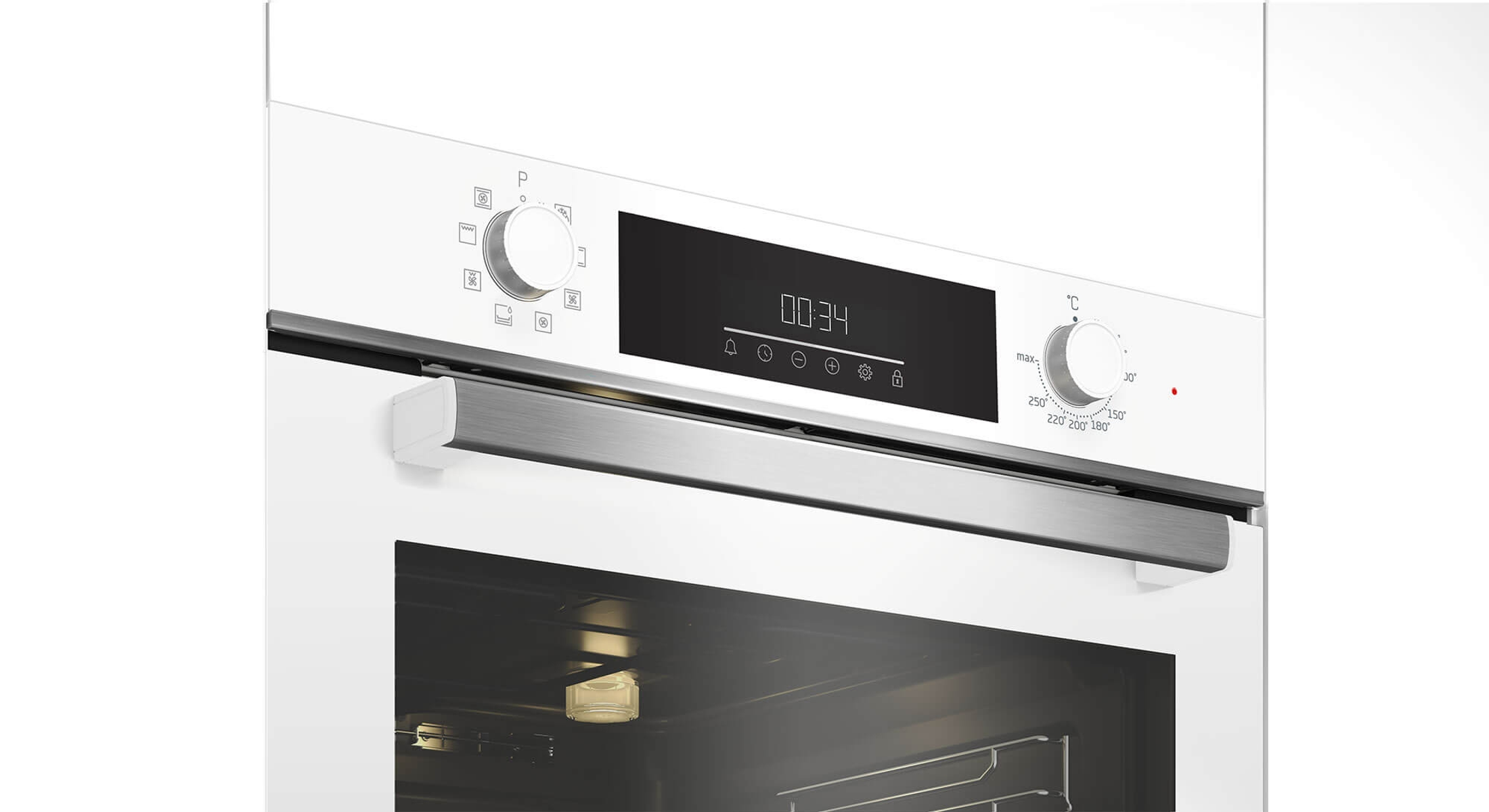 Primo piano del pannello di controllo di un forno bianco con manopole e display.