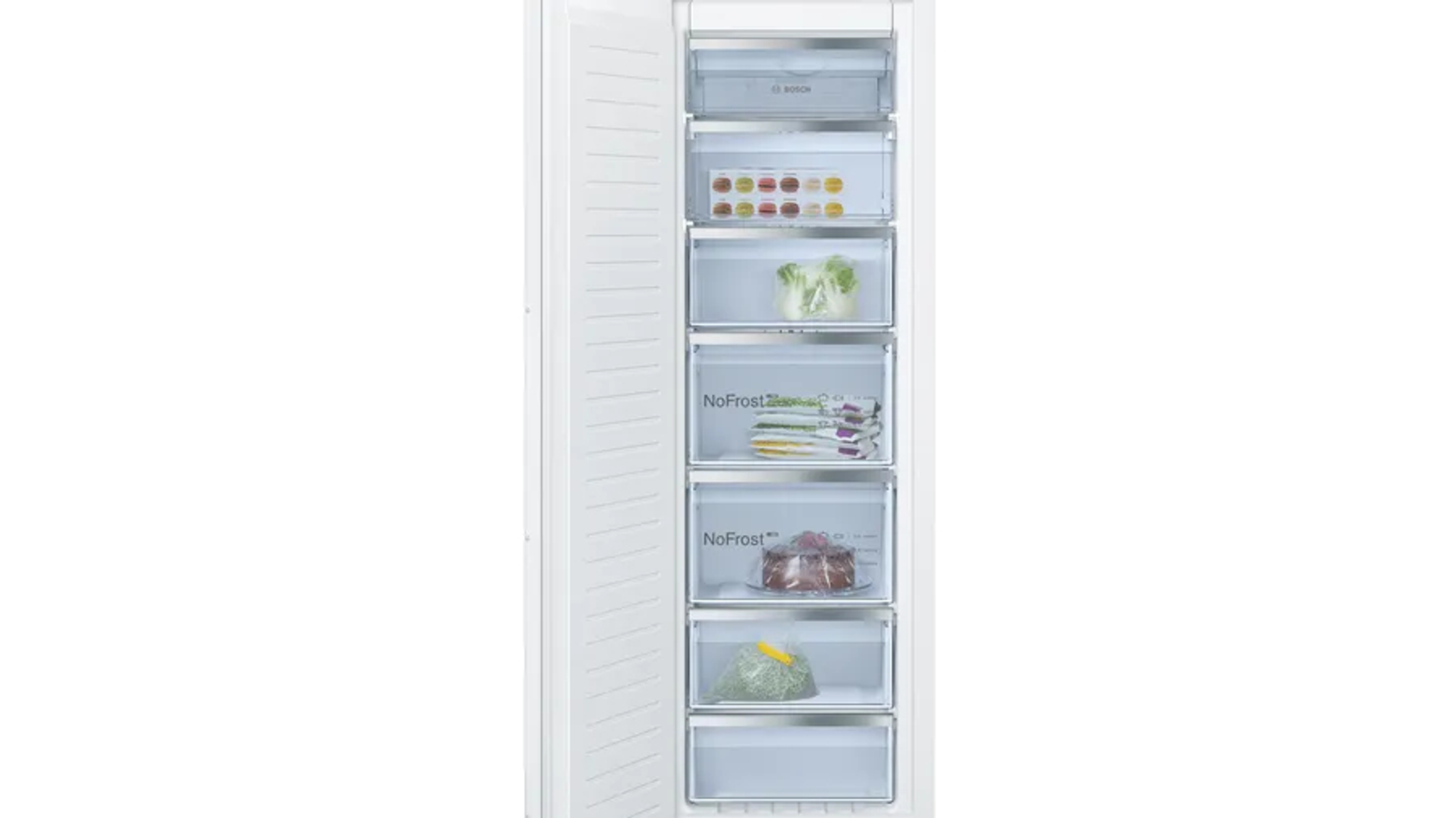 Witte vriezer met open deuren die laden met voedselitems onthullen.