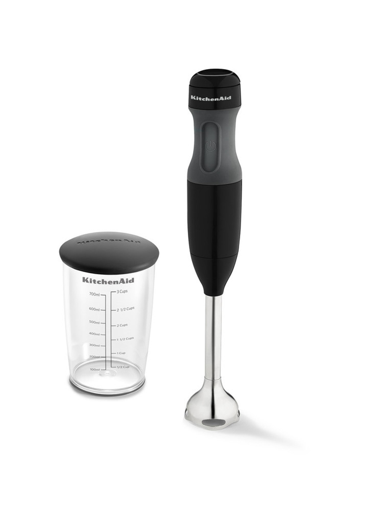 KitchenAid Stabmixer und Messbecher auf weißem Hintergrund.
