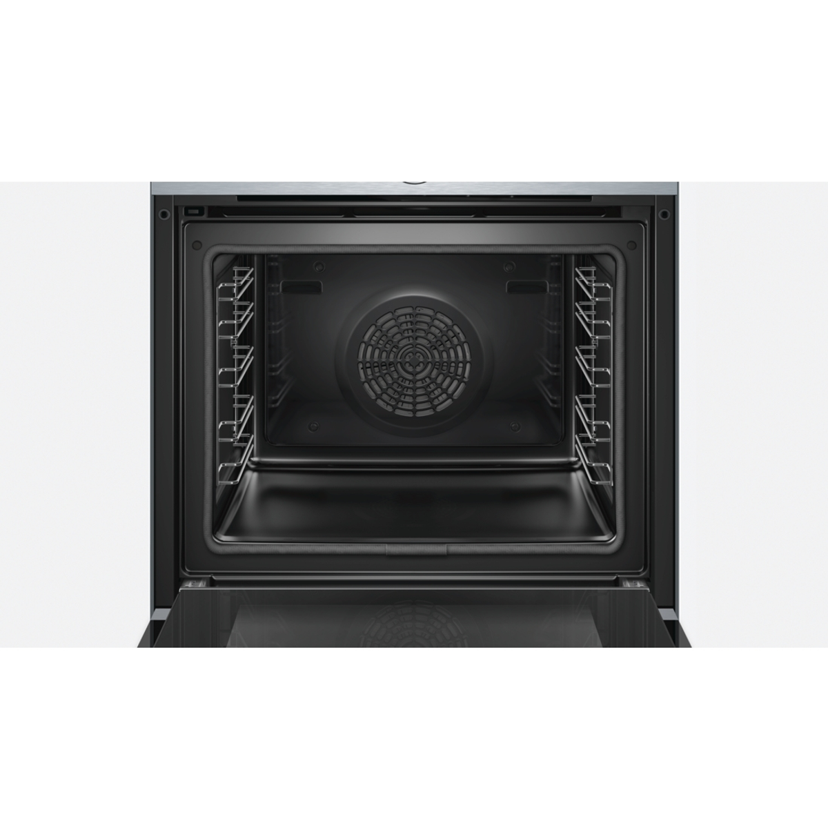 Intérieur de four ouvert avec ventilateur, grilles et intérieur noir, isolé sur blanc.