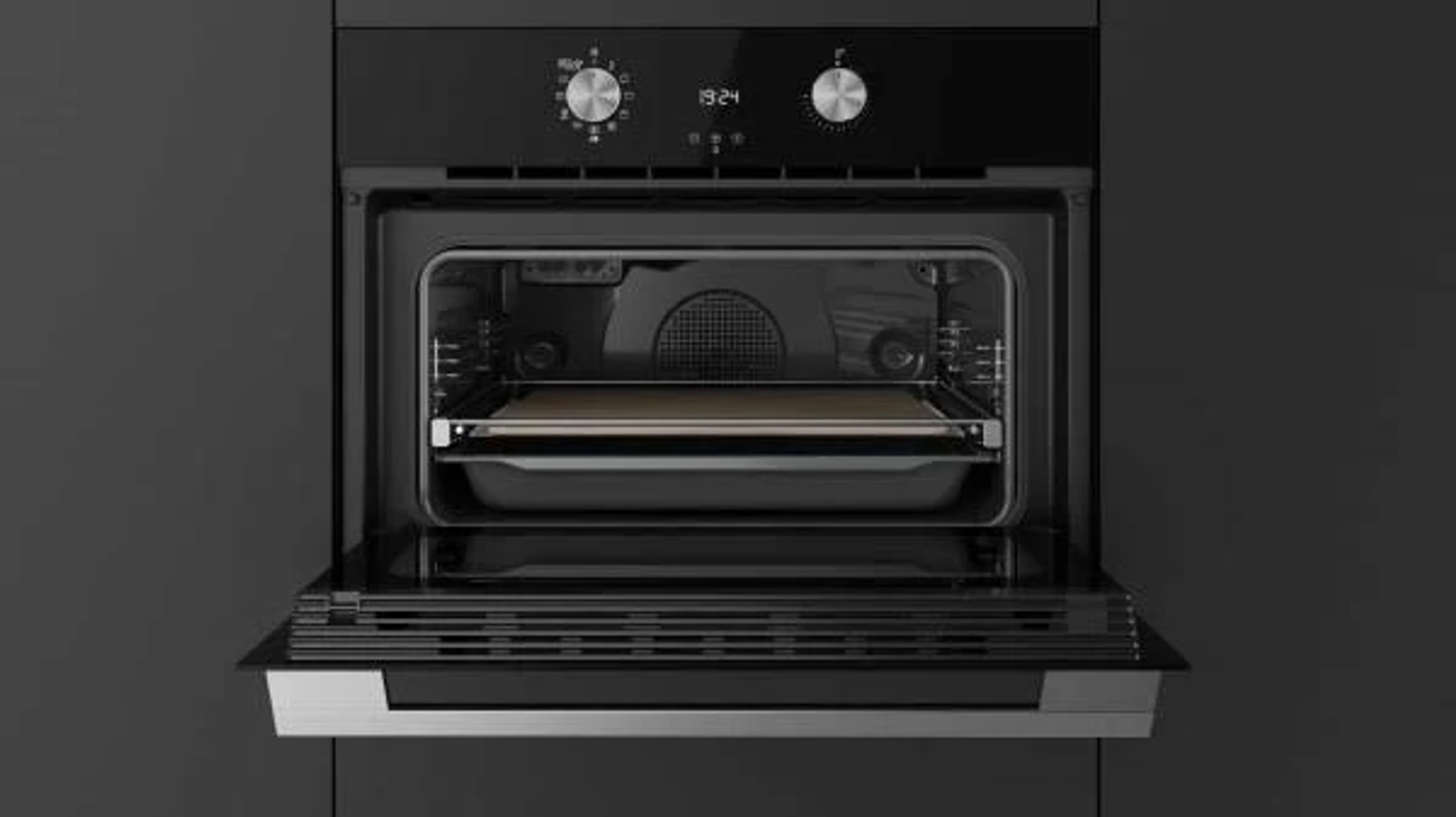 Horno abierto con la puerta abajo. El interior es negro, con bandeja e iluminación encendida.