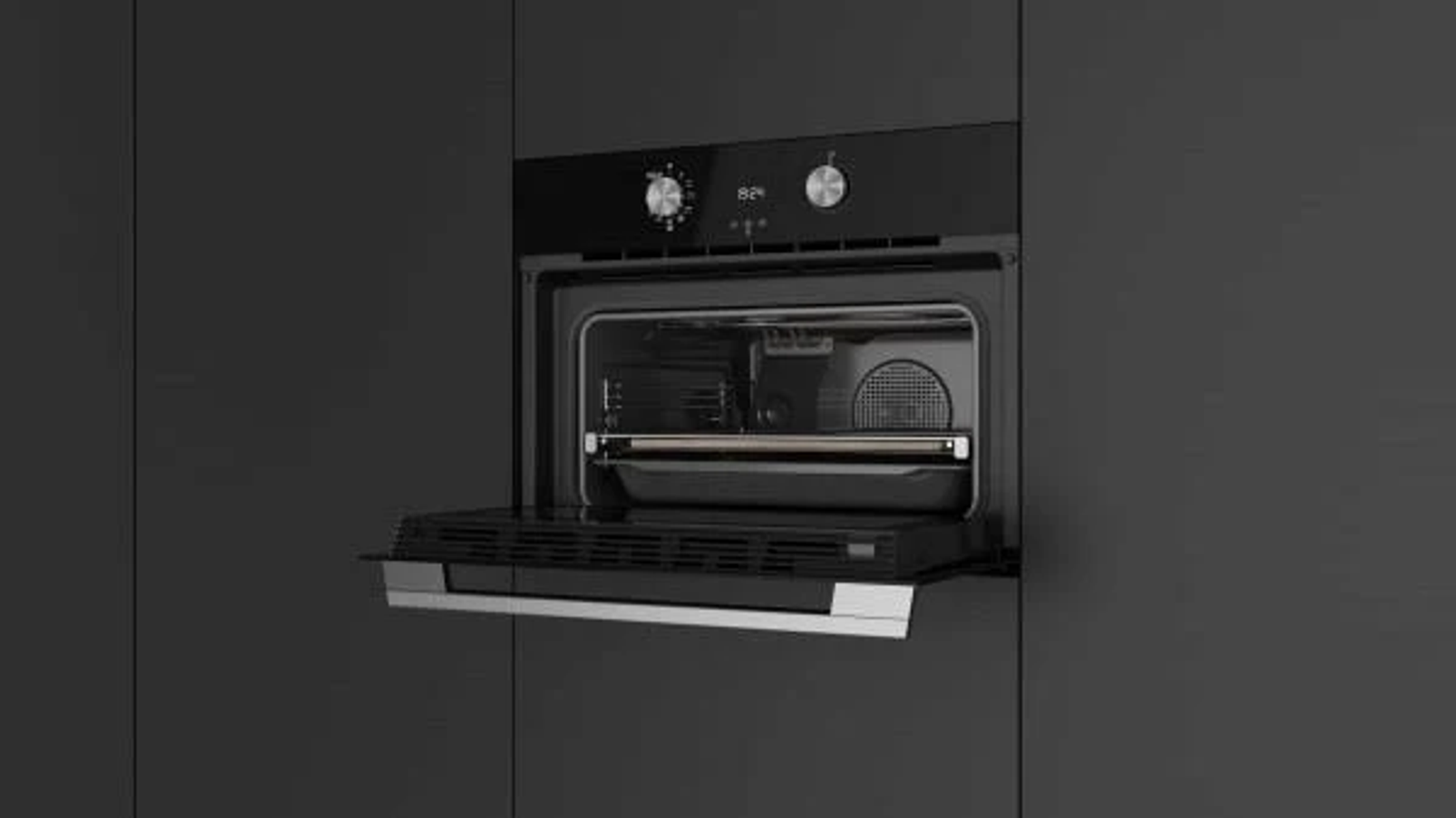 Un horno negro con la puerta abierta. Hay estantes y una bandeja dentro.