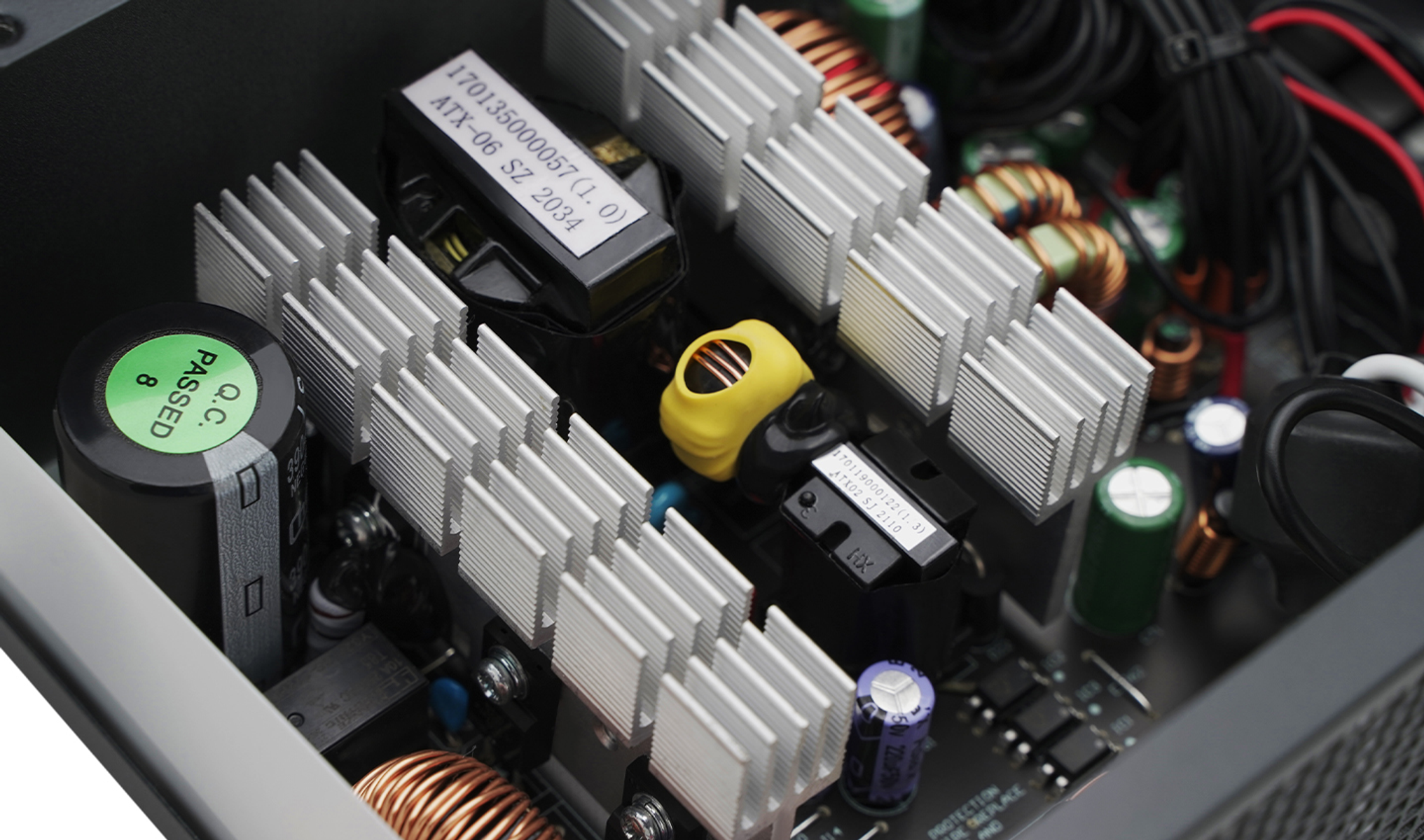 Zbliżenie otwartego komponentu komputera. Pokazuje płytkę obwodu z różnymi komponentami elektronicznymi.