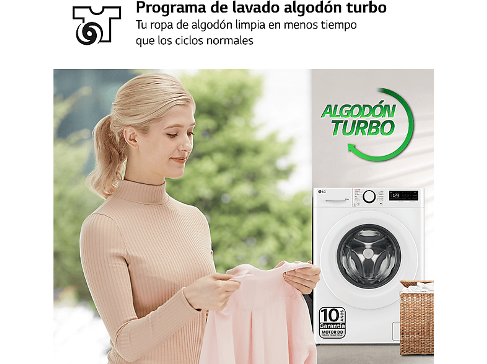 Una donna tiene in mano una camicia rosa, in piedi accanto a una lavatrice con una grafica: Algodon Turbo.