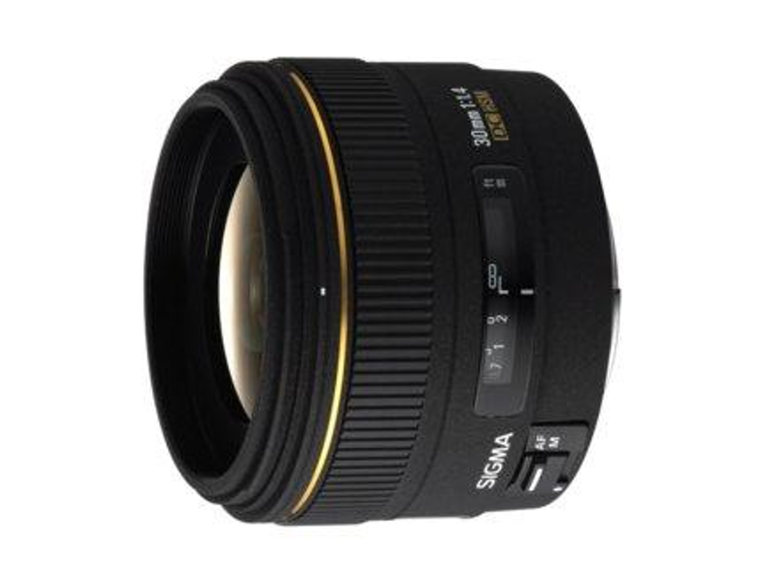 Czarny obiektyw aparatu ze złotym pierścieniem i oznaczeniami, na białym tle.