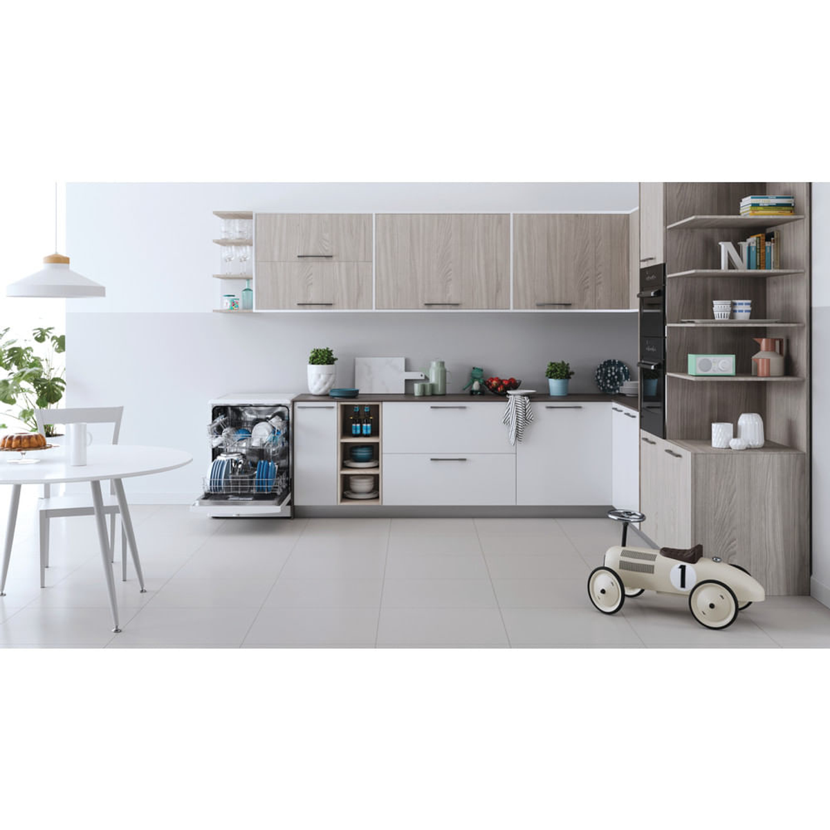 Interior de cocina con armarios blancos y de madera, lavavajillas abierto.