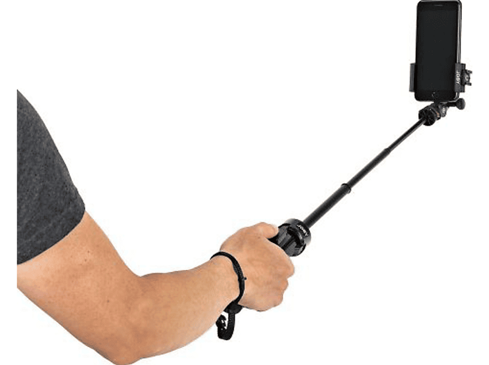 Eine Person hält einen Selfie-Stick mit befestigtem Telefon, nach oben geneigt, auf weißem Hintergrund.
