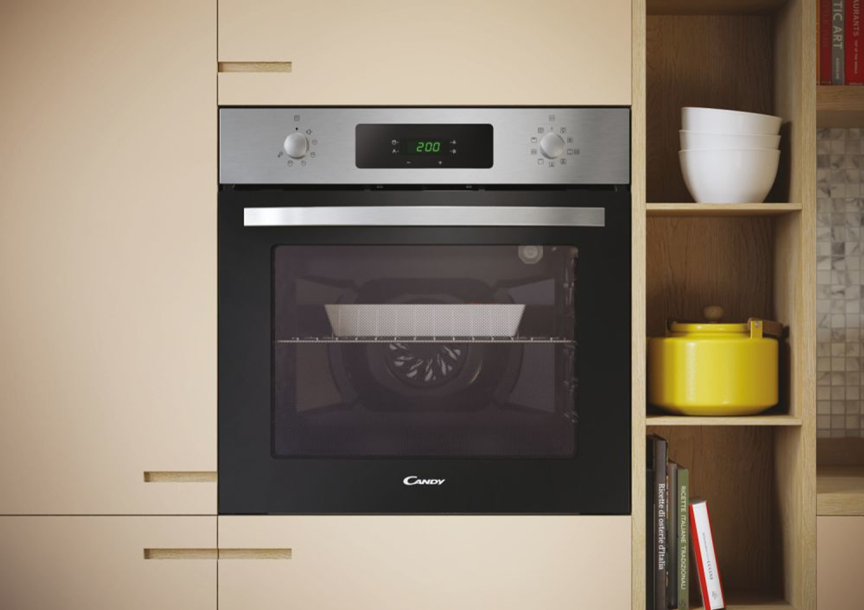 Horno empotrado en una cocina. Es plateado y negro con pantalla digital.