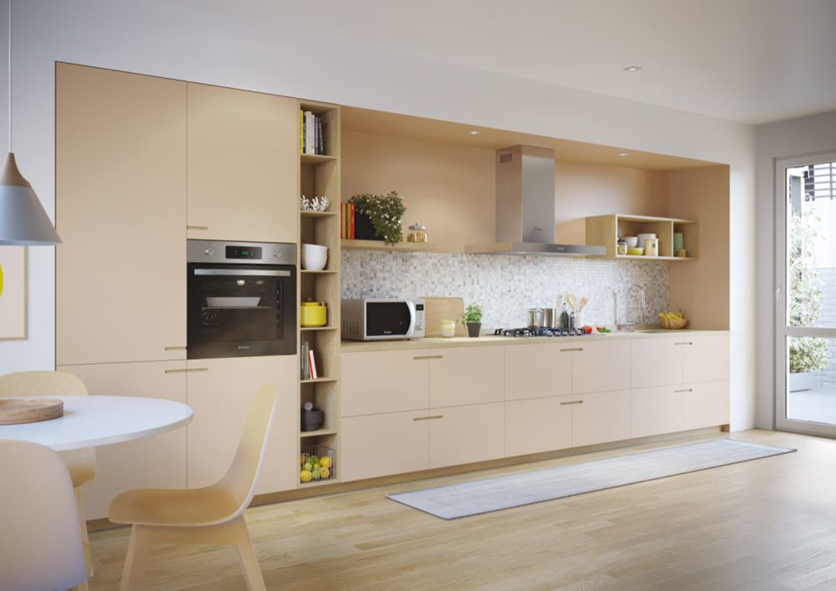 Cocina de color claro con armarios, horno, microondas y suelo de madera.
