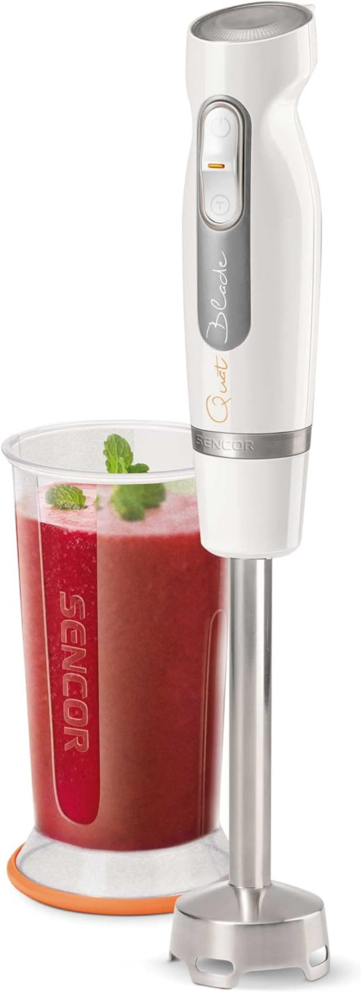 Un frullatore a immersione bianco accanto a un bicchiere di frullato rosso con foglie di menta, che mostra uno stile di vita sano.
