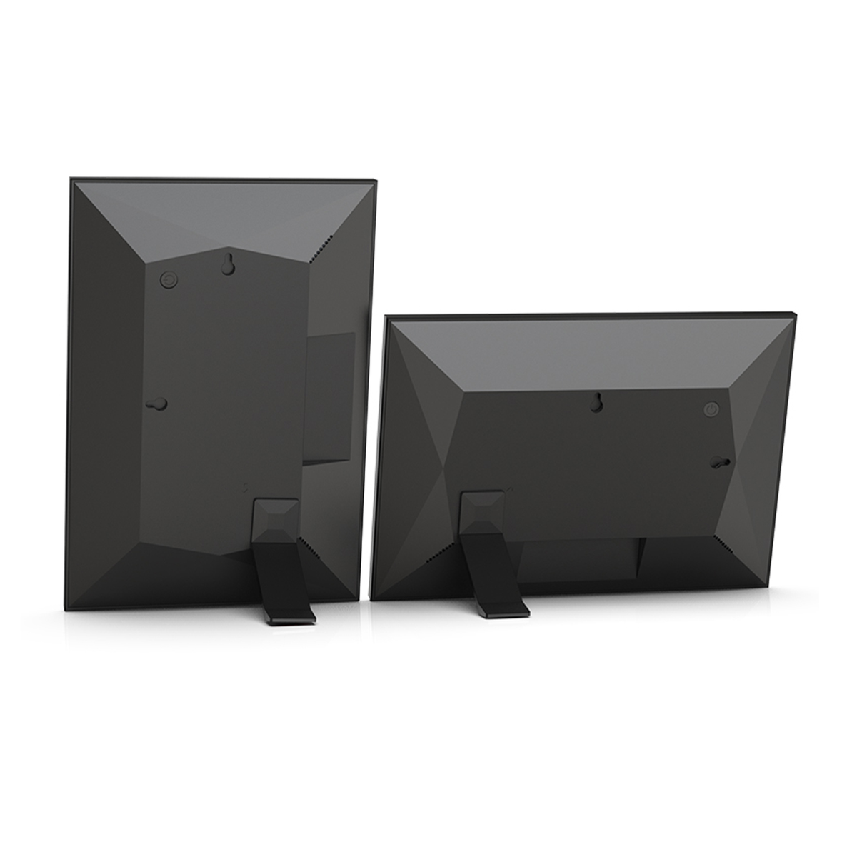 Dwie czarne cyfrowe ramki na zdjęcia, widok z tyłu. Stoją na białej powierzchni.