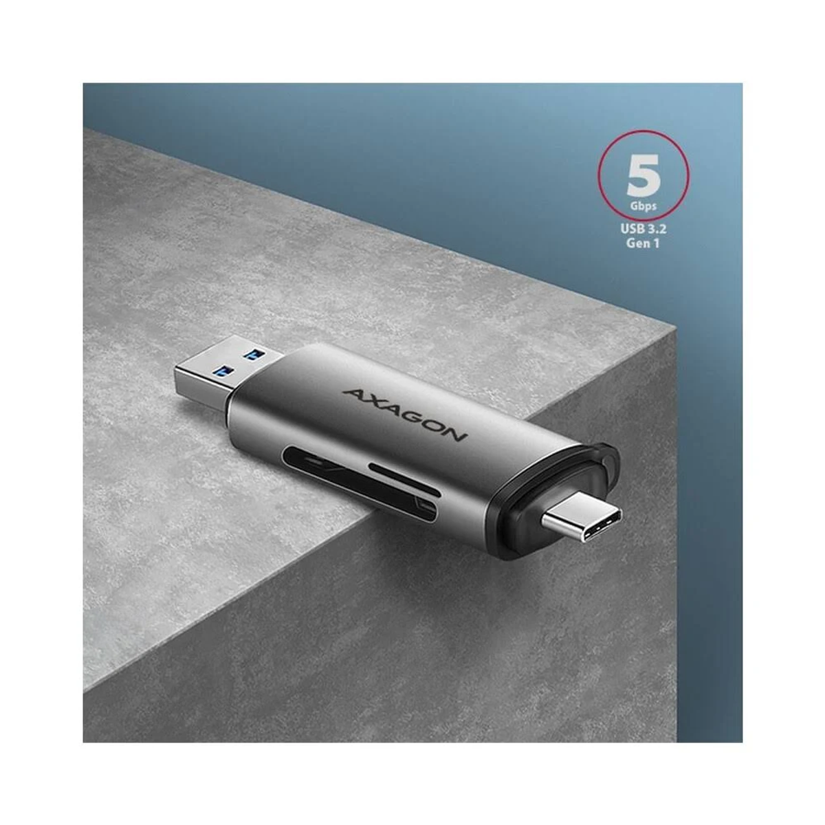 Srebrny czytnik kart USB Axagon na szarej powierzchni. Posiada port USB-C i złącze USB-A.