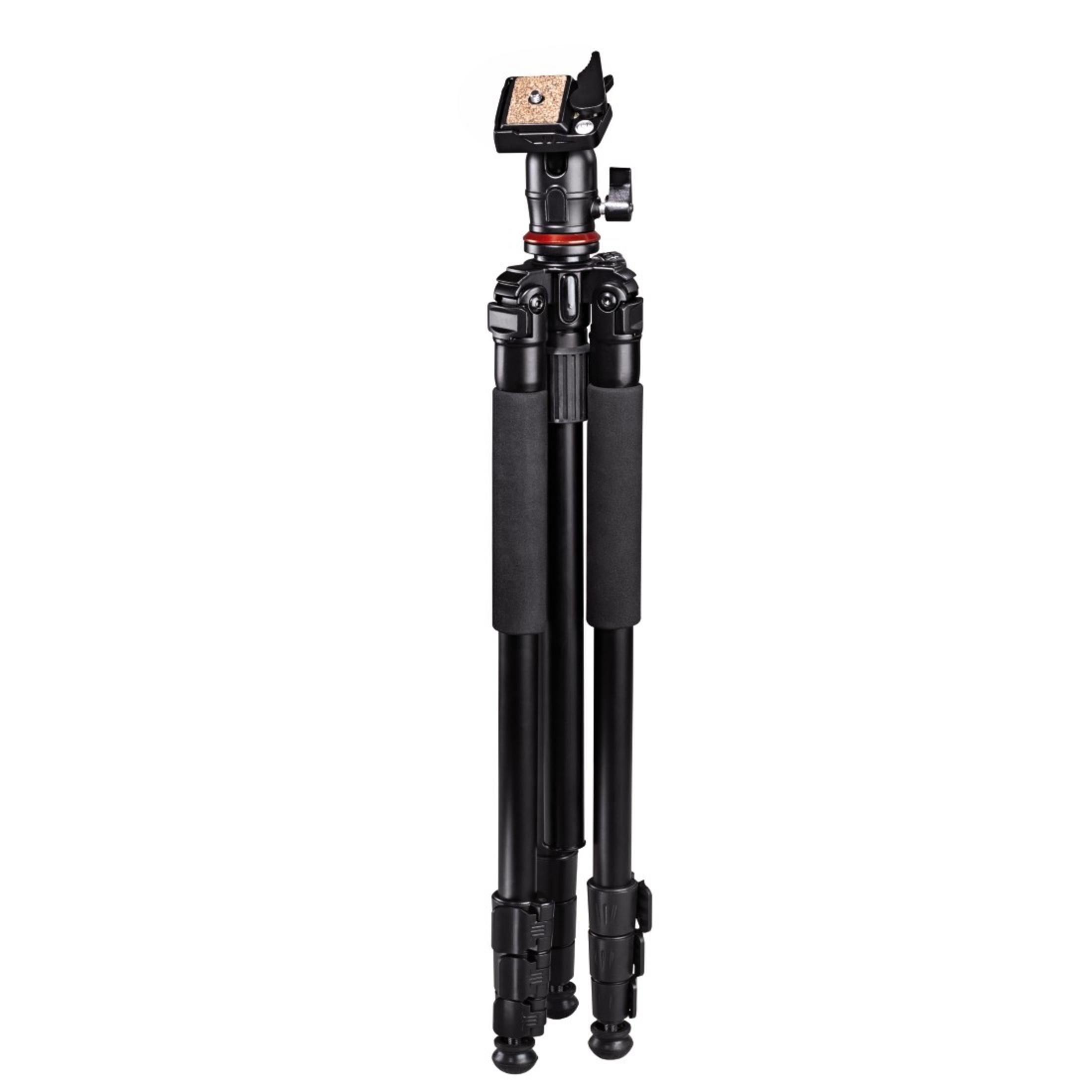 Treppiede nero, con tre gambe, impugnature in schiuma e supporto per fotocamera in cima.