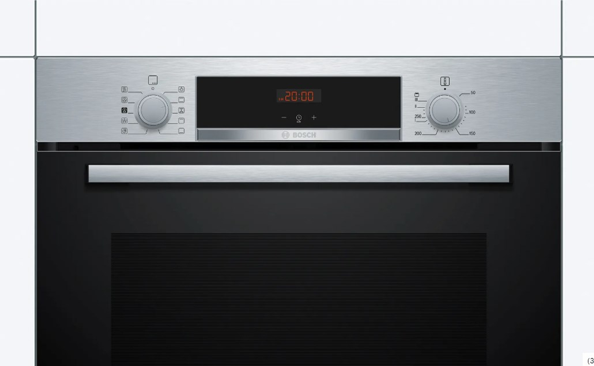 Primer plano del panel de control de un horno con pantalla digital y perillas.