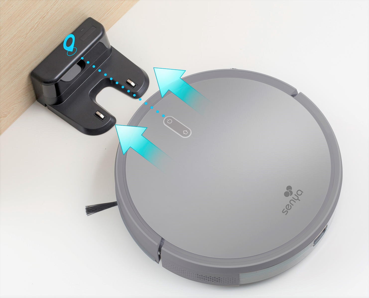 Grauer Roboter-Staubsauger an einer Ladestation. Pfeile zeigen den Ladevorgang an.
