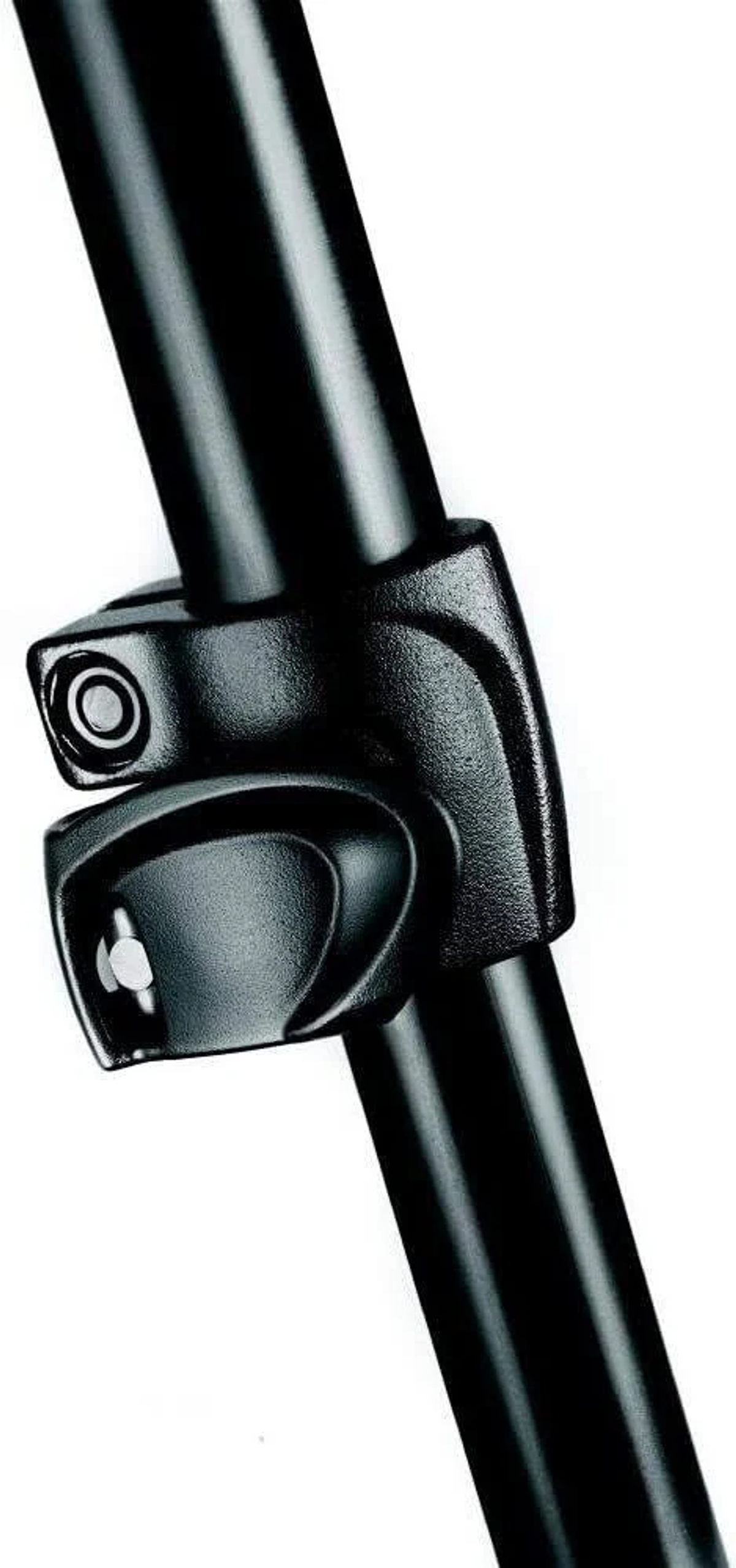 Zbliżenie czarnego połączenia nogi statywu z mechanizmem blokującym, na białym tle.