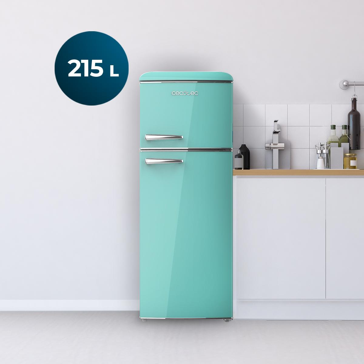 Un refrigerador turquesa de estilo retro con manijas plateadas, sobre un fondo de cocina.