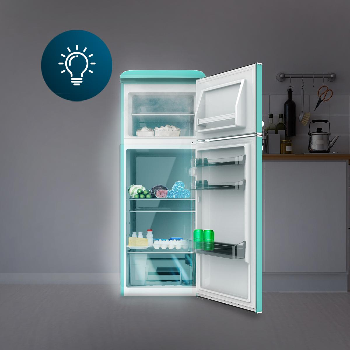 Un refrigerador con la puerta abierta, mostrando alimentos en el interior.