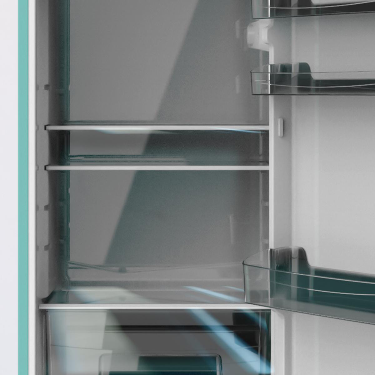 Un refrigerador abierto que muestra estantes y compartimentos. El interior está casi vacío, con un borde verde claro.
