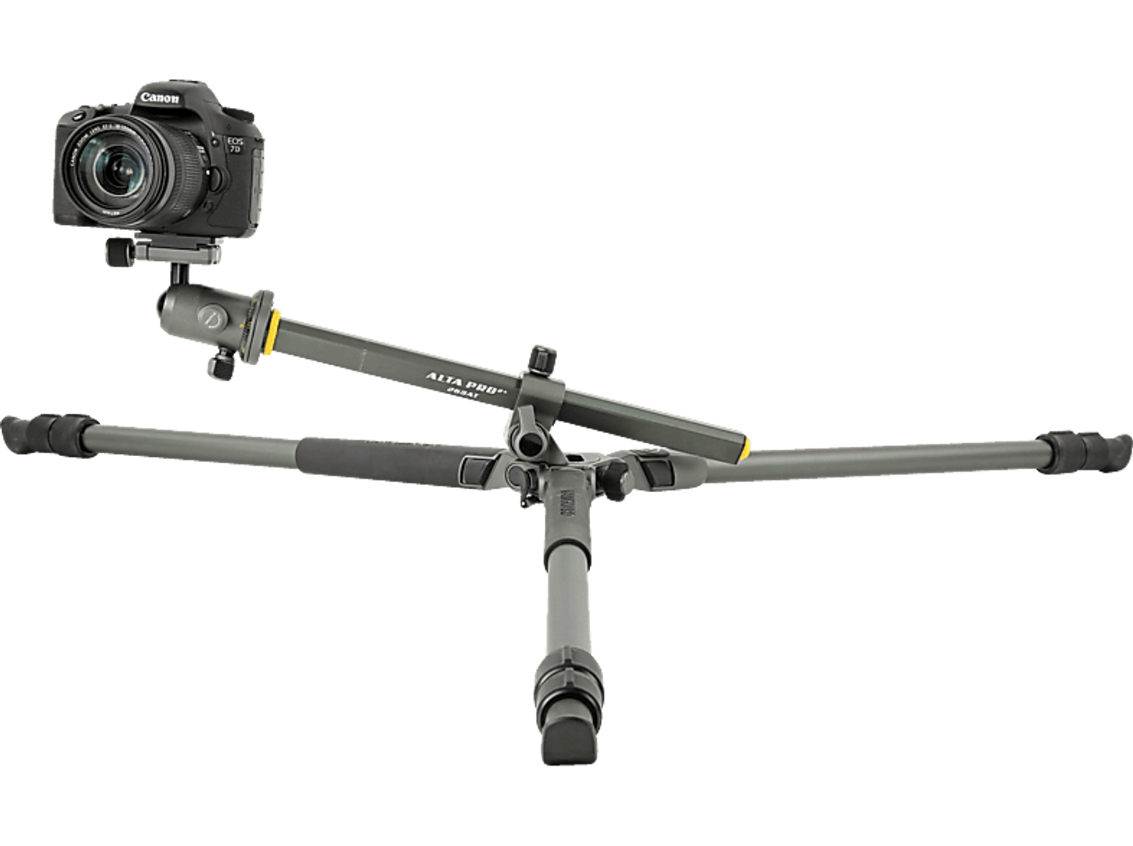 Aparat na statywie, czarne tło.