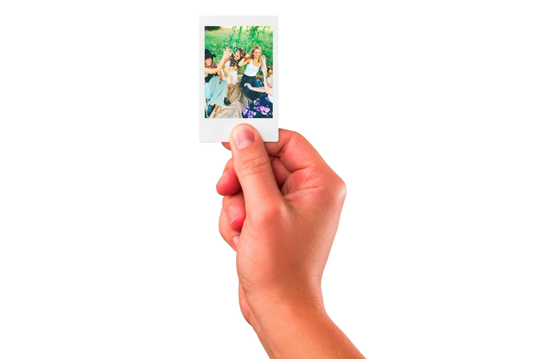 Mano sosteniendo una foto con gente. La foto es estilo Polaroid.