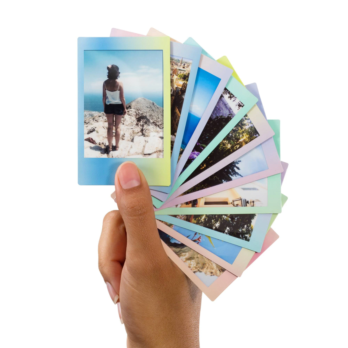 Mano sosteniendo un abanico de fotos coloridas estilo polaroid, con varias escenas.