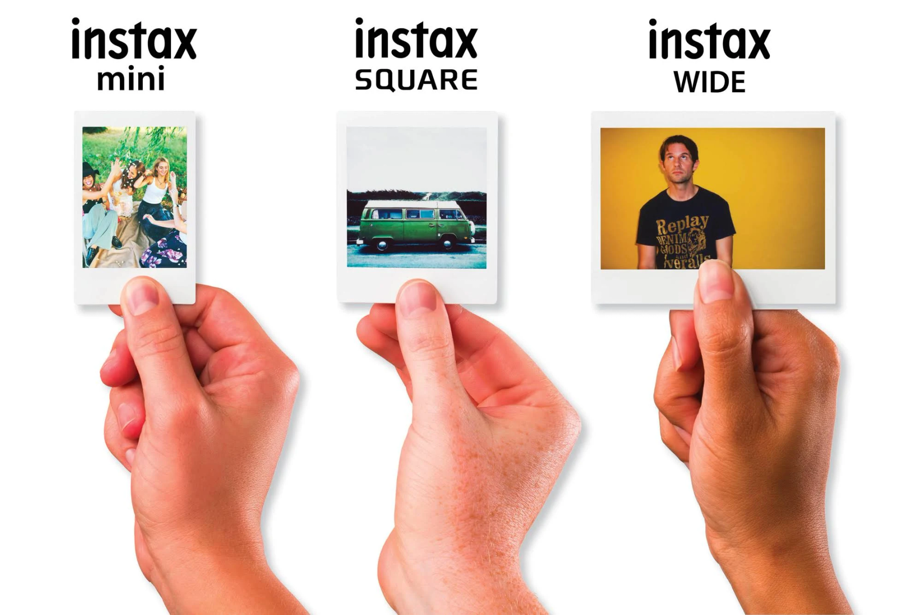 Manos sosteniendo impresiones Instax Mini, Square y Wide con fotos. Fondo blanco.