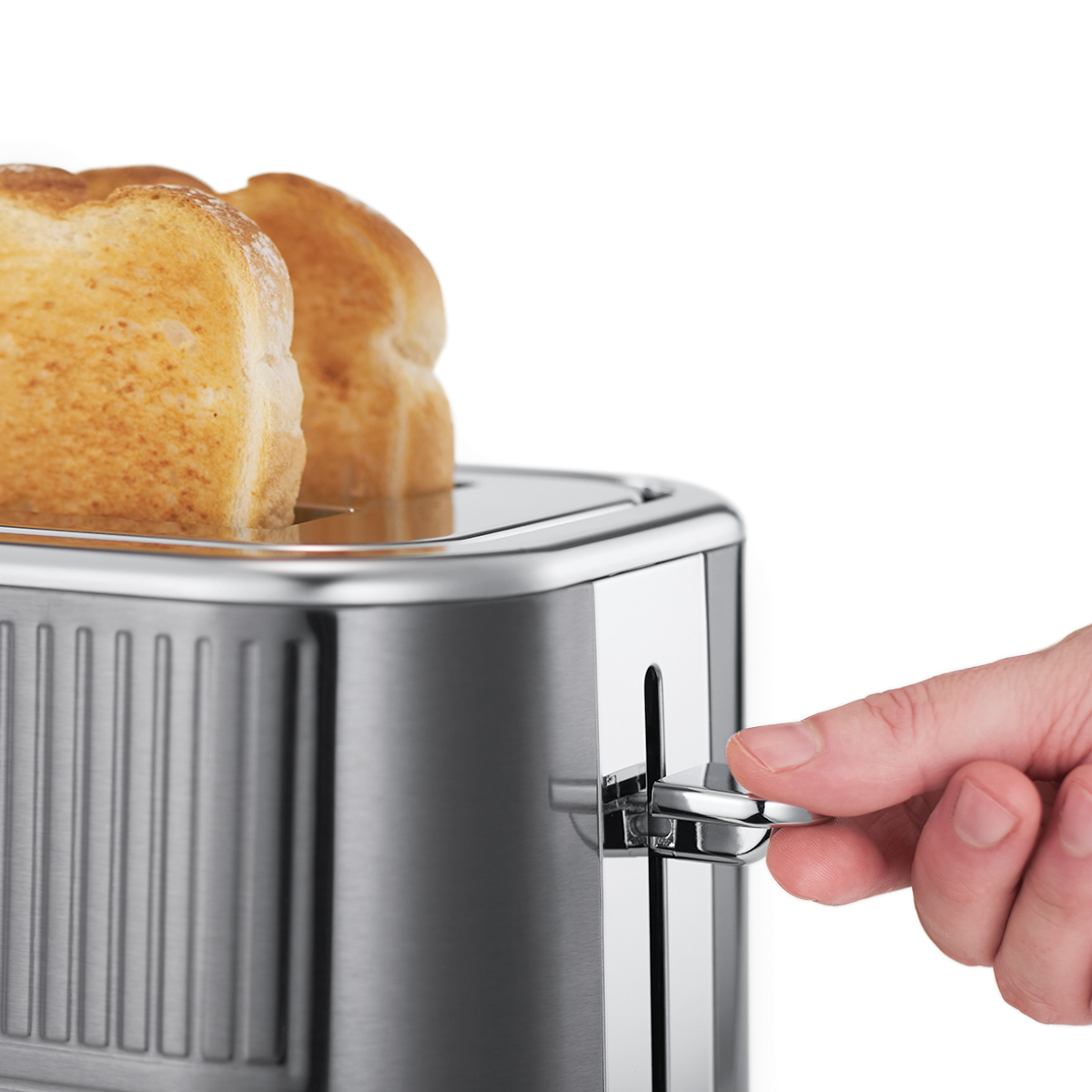 Toster z dwoma kromkami tostowanego chleba. Ręka naciska dźwignię opuszczającą chleb.