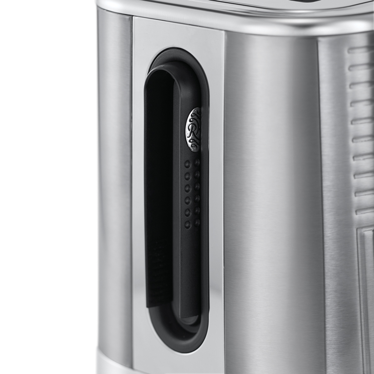 Zbliżenie srebrnego czajnika z czarnym uchwytem z przyciskami.