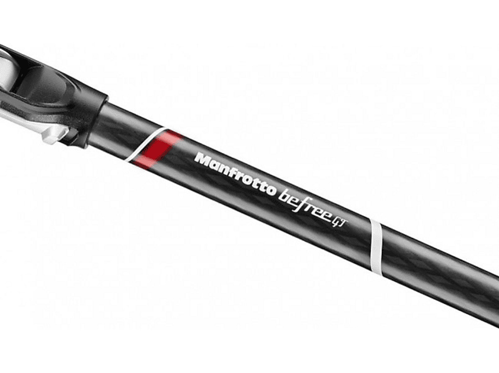 Primer plano de una pata de trípode Manfrotto befree GT, que muestra la marca y una franja roja y blanca.