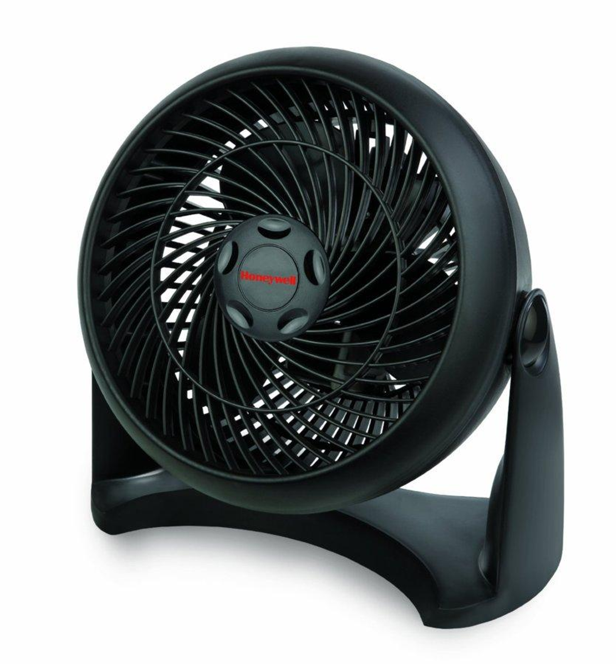 Czarny, okrągły wentylator na stojaku, na białym tle. Wentylator jest pochylony.
