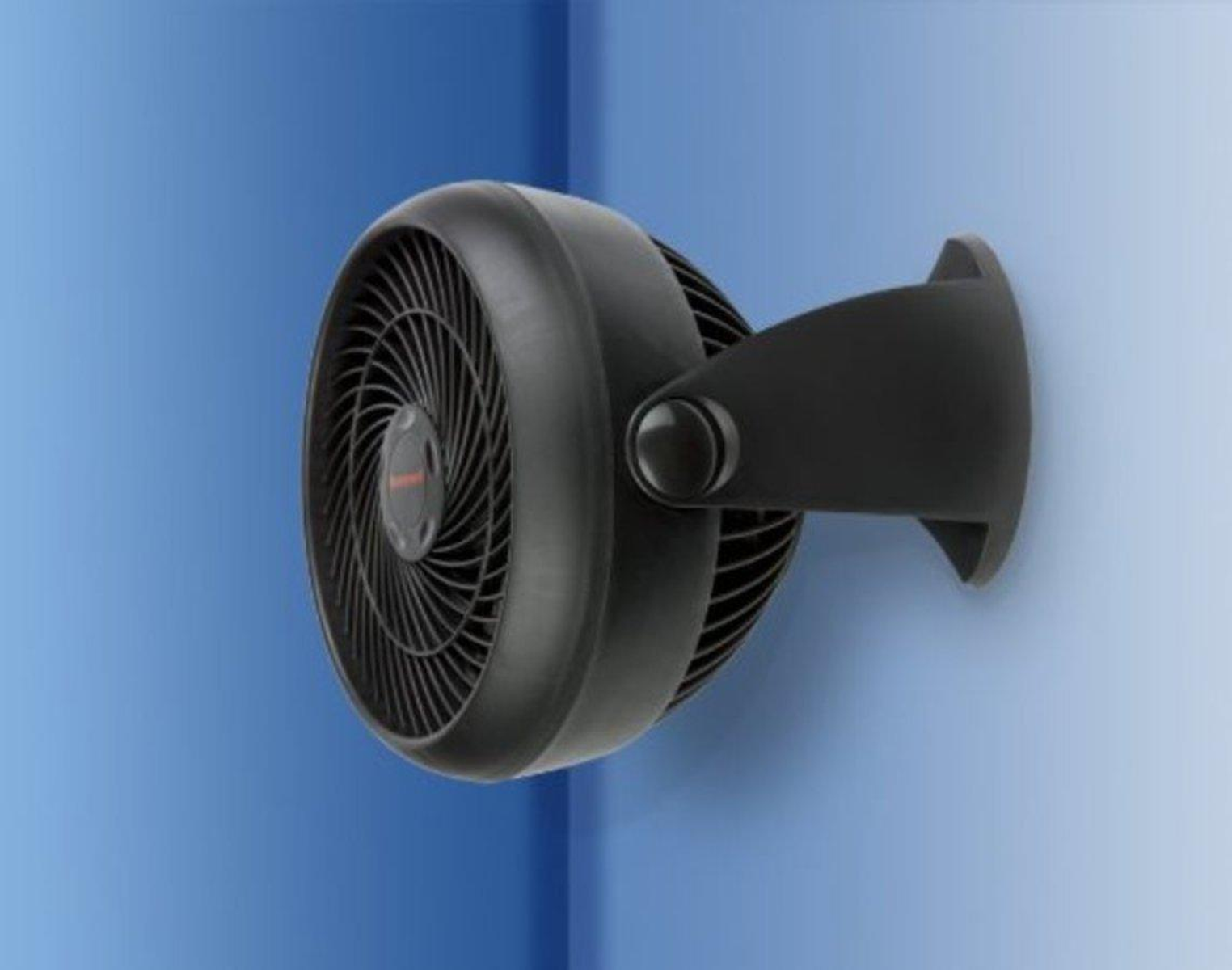 Czarny wentylator Honeywell zamontowany na niebiesko-białej ścianie, widok z boku.