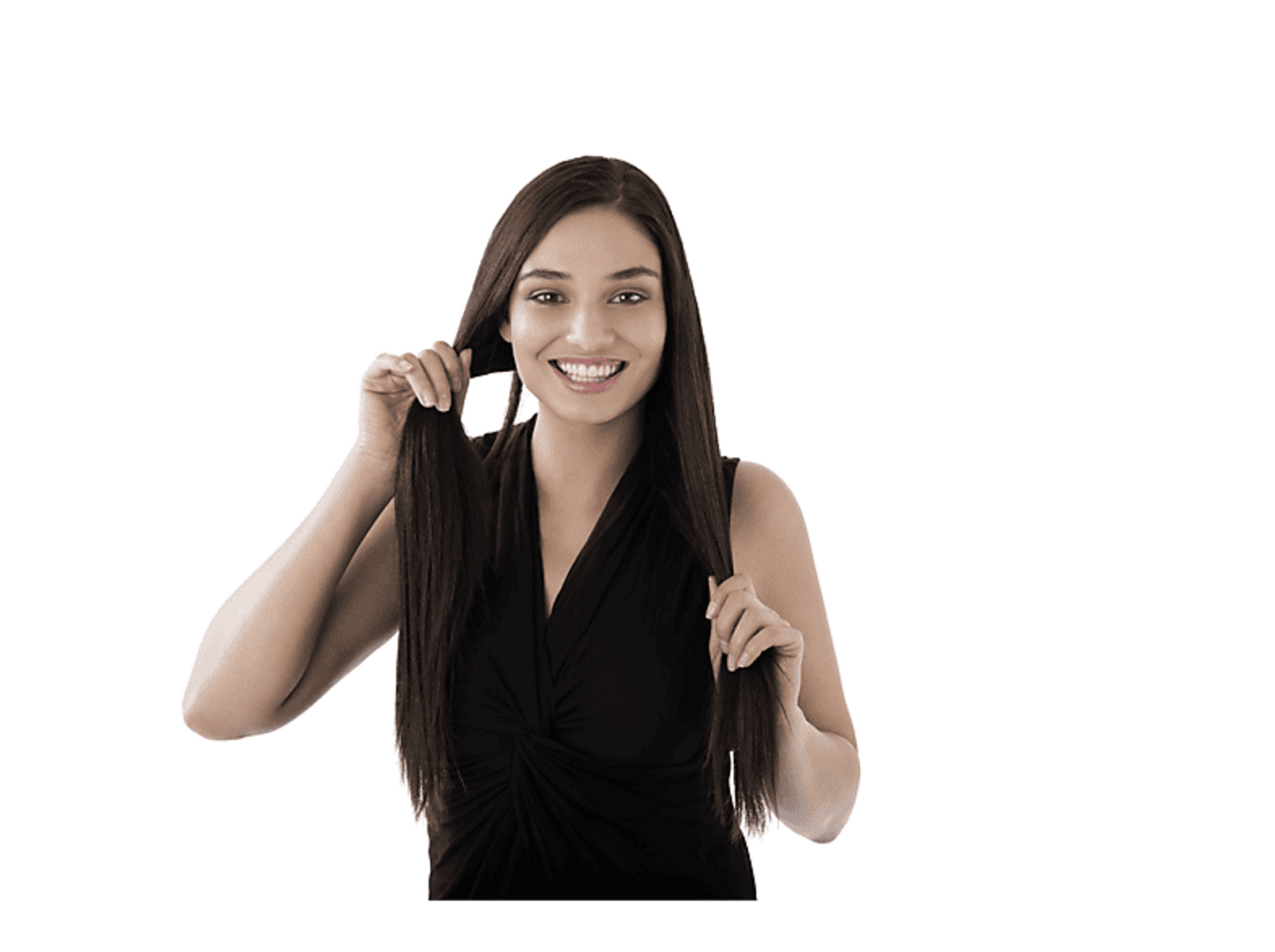Frau mit langen braunen Haaren, die lächelt und ihre Haare hält. Weißer Hintergrund.