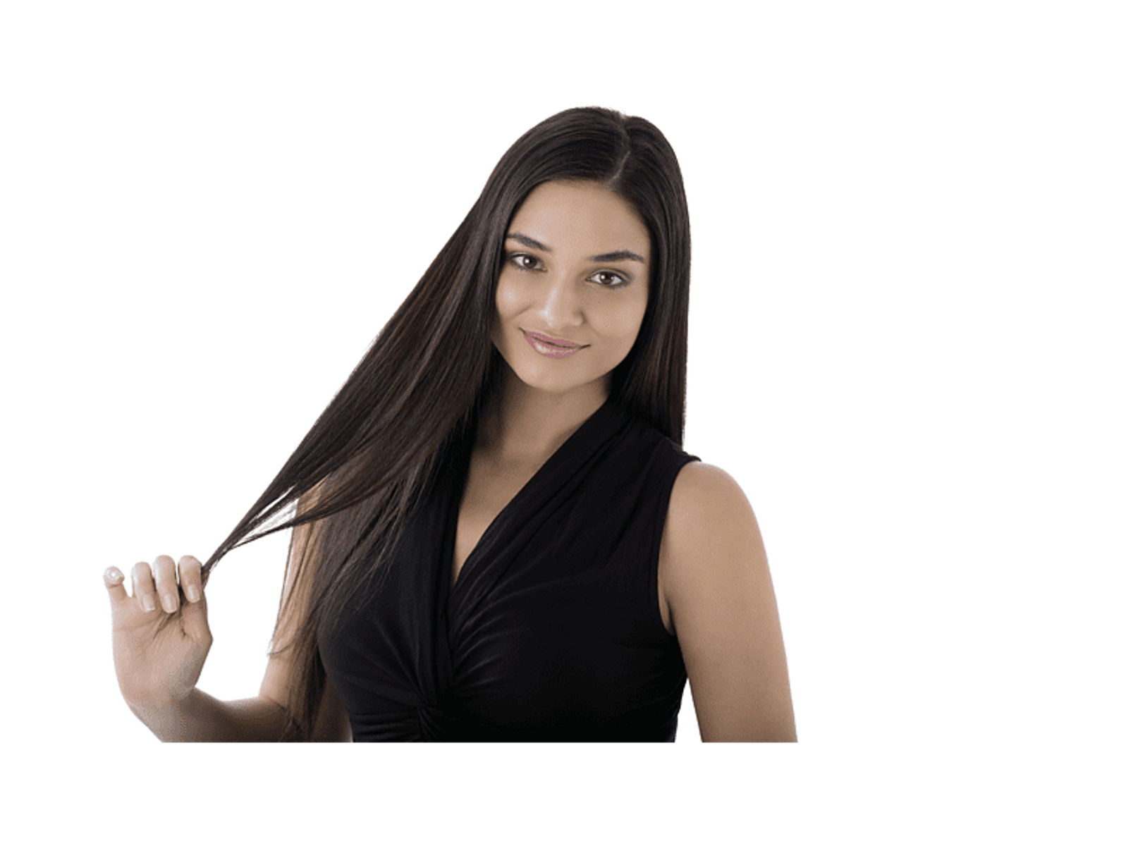 Frau in schwarzem Kleid, hält Haare, lächelt. Weißer Hintergrund.