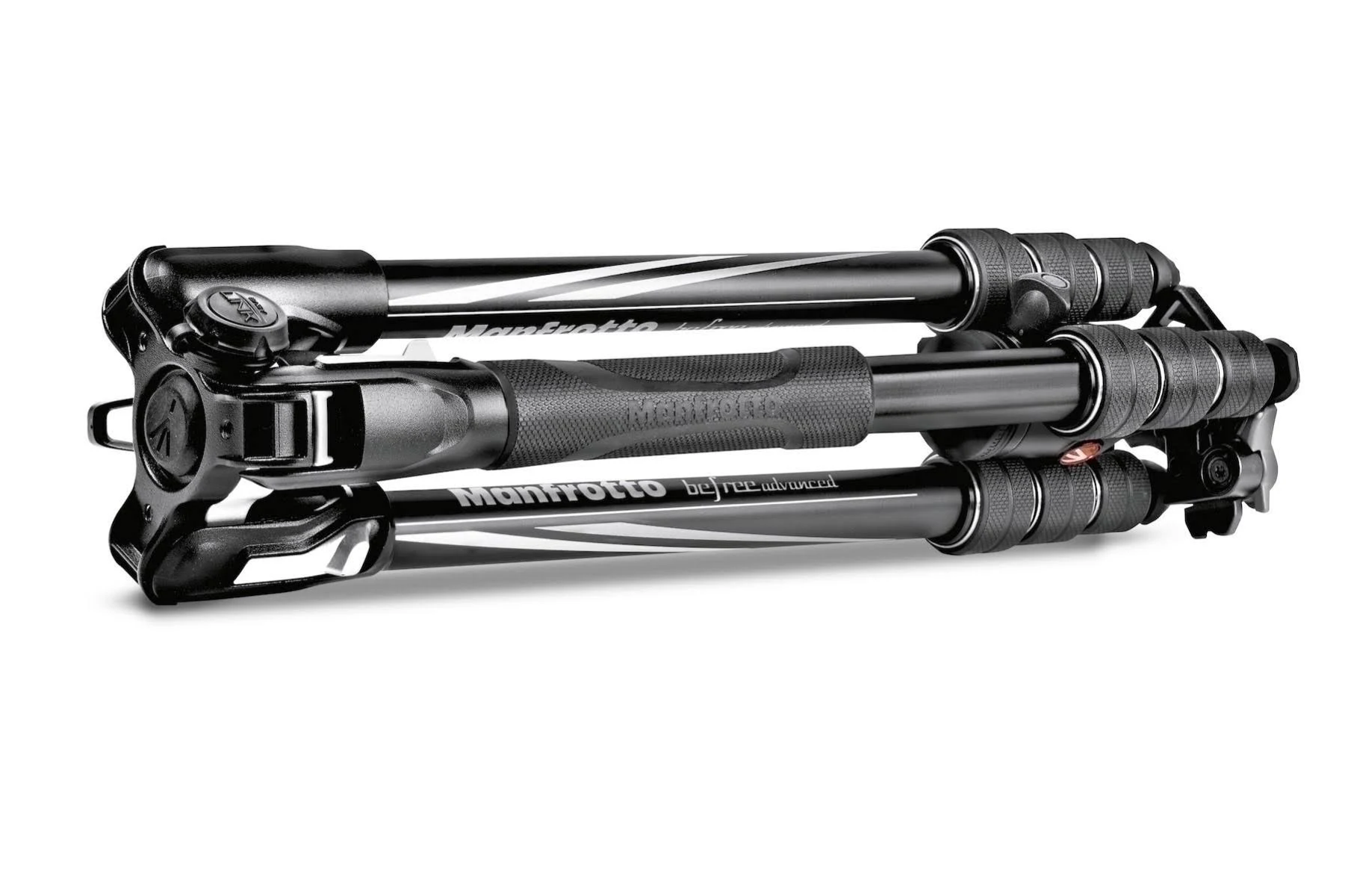 Trípode negro plegado con la marca Manfrotto, sobre fondo blanco.