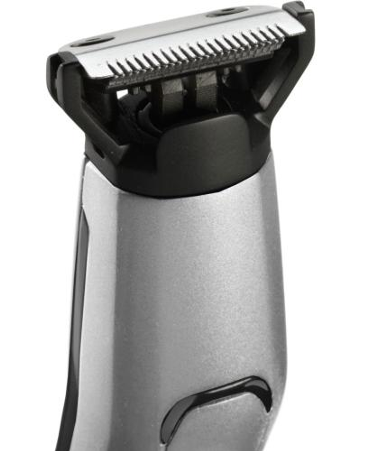 Primo piano della testina di taglio di un rifinitore per capelli elettrico argento e nero.
