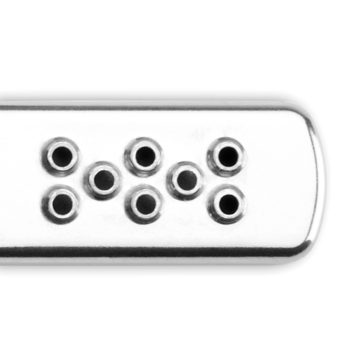 Zbliżenie metalowej płyty z wieloma małymi, okrągłymi otworami.