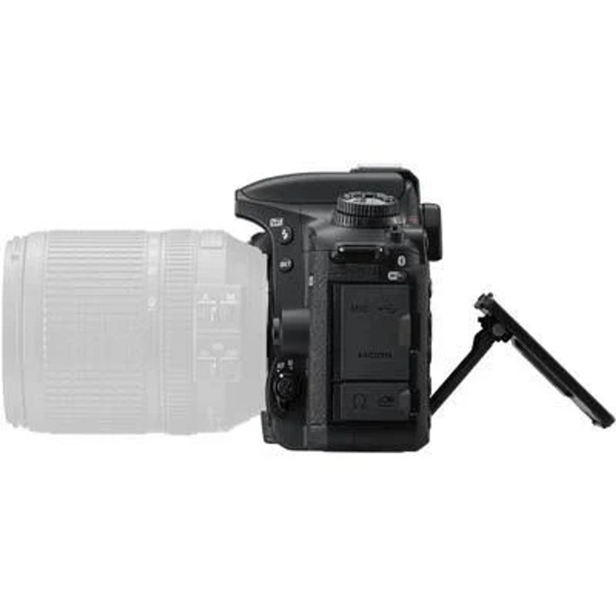 Cámara DSLR negra con lente y trípode abierto sobre fondo blanco.