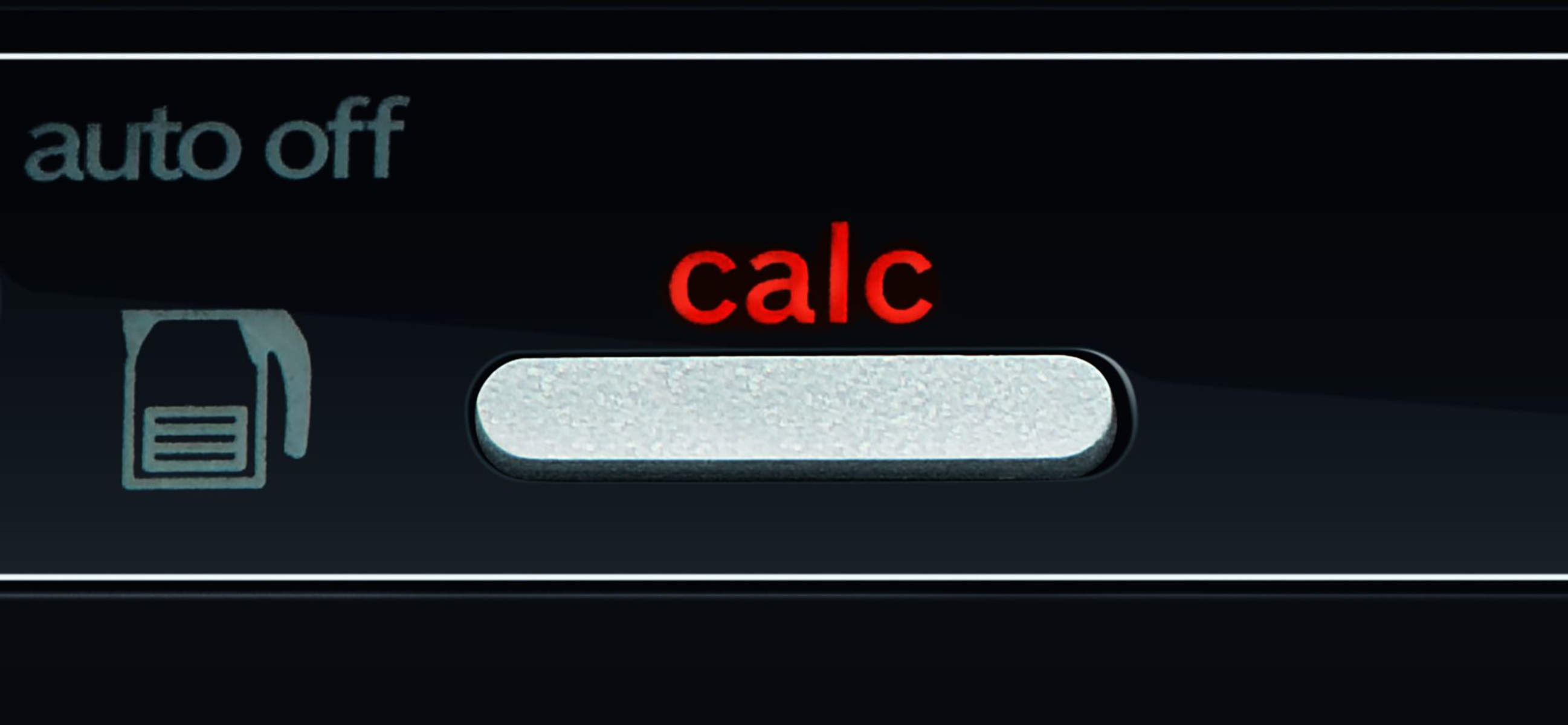 Zbliżenie czarnego panelu sterowania. Wyświetla 'calc' na czerwono.