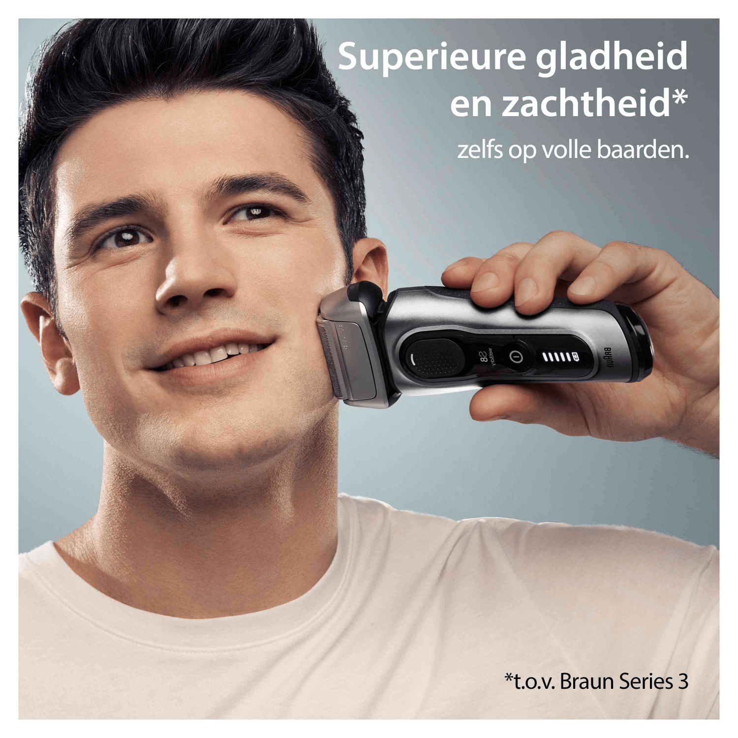 Mężczyzna goli się srebrną golarką elektryczną. Tekst mówi 'Supere gladding and soft' na niebieskim tle.