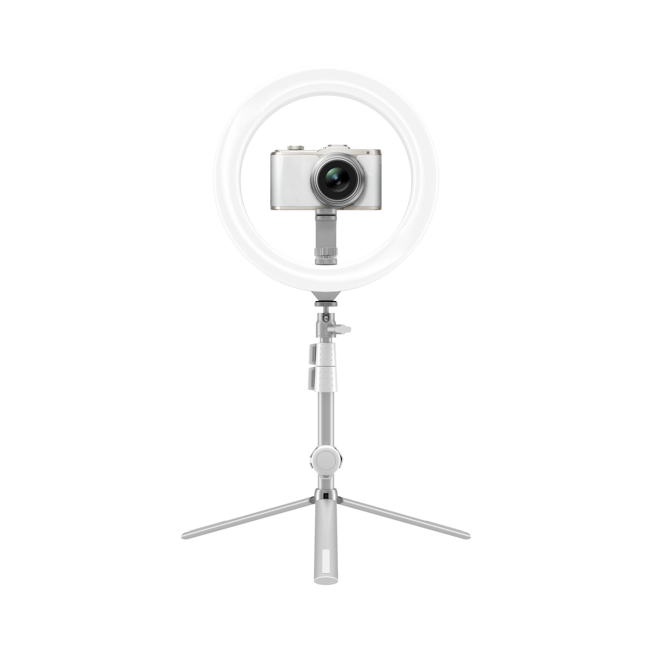 Eine Kamera auf einem Stativ mit Ringlicht, auf weißem Hintergrund.