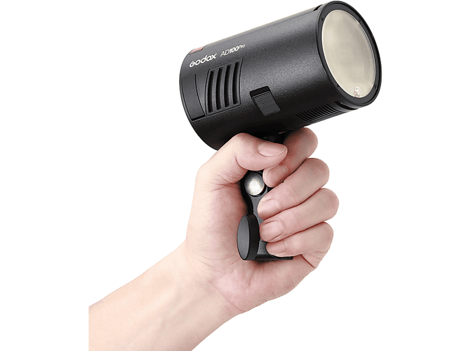 Ręka trzymająca czarną lampę błyskową Godox AD100pro, skierowaną w stronę widza.