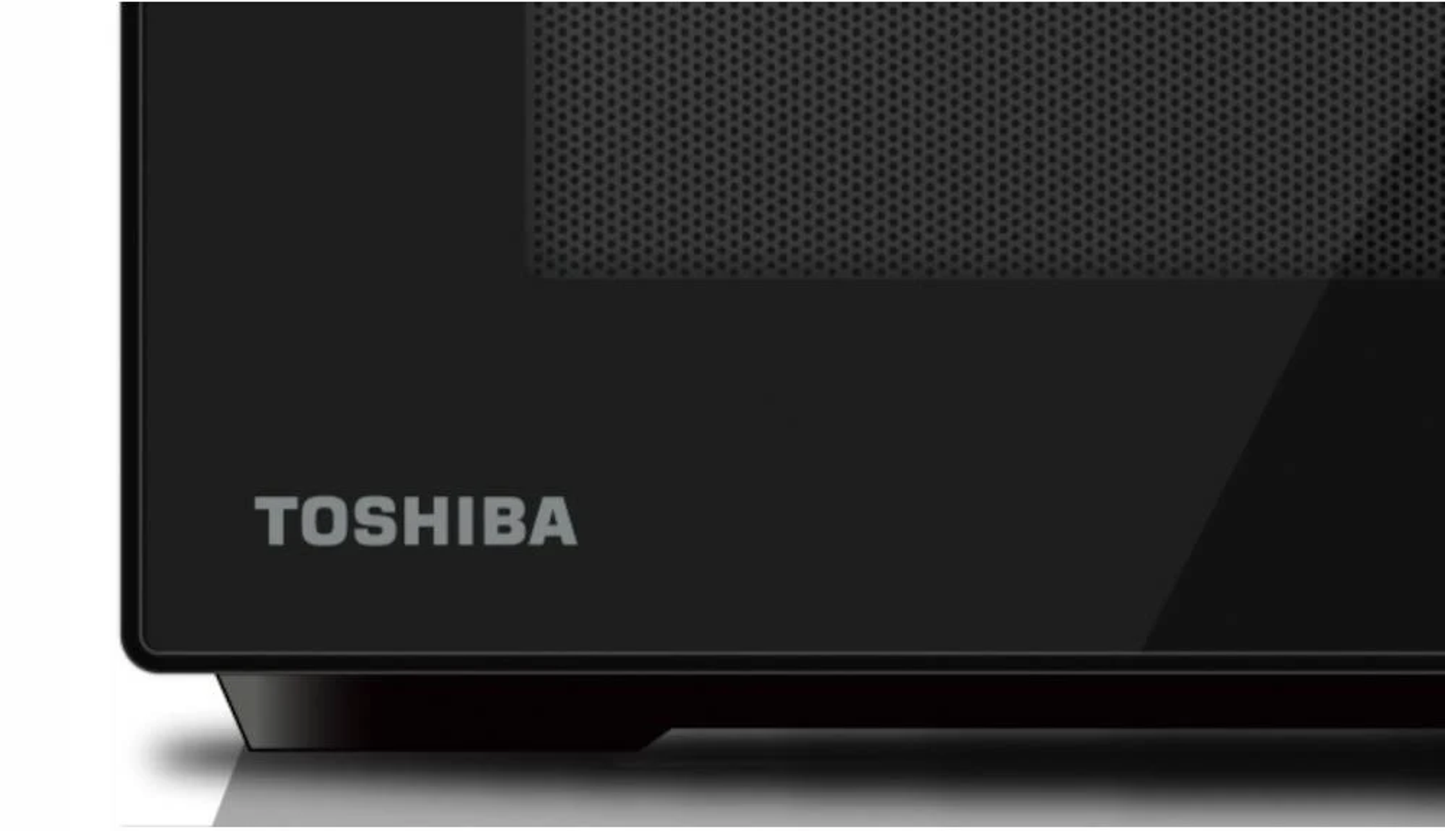 Nahaufnahme eines schwarzen Toshiba-Mikrowellenherds. Der Markenname ist sichtbar.