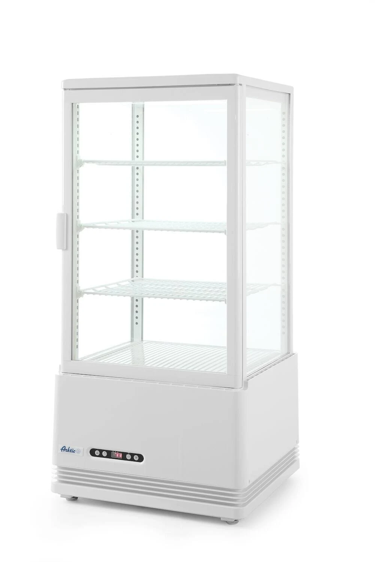 Ein weißer Kühlschrank mit Glastür und mehreren Regalen, stehend auf einer weißen Oberfläche.