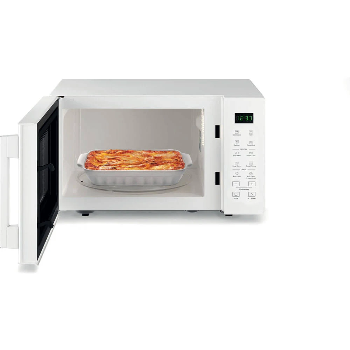 Mikrofalówka z otwartymi drzwiami i daniem lasagni w środku, białe tło.