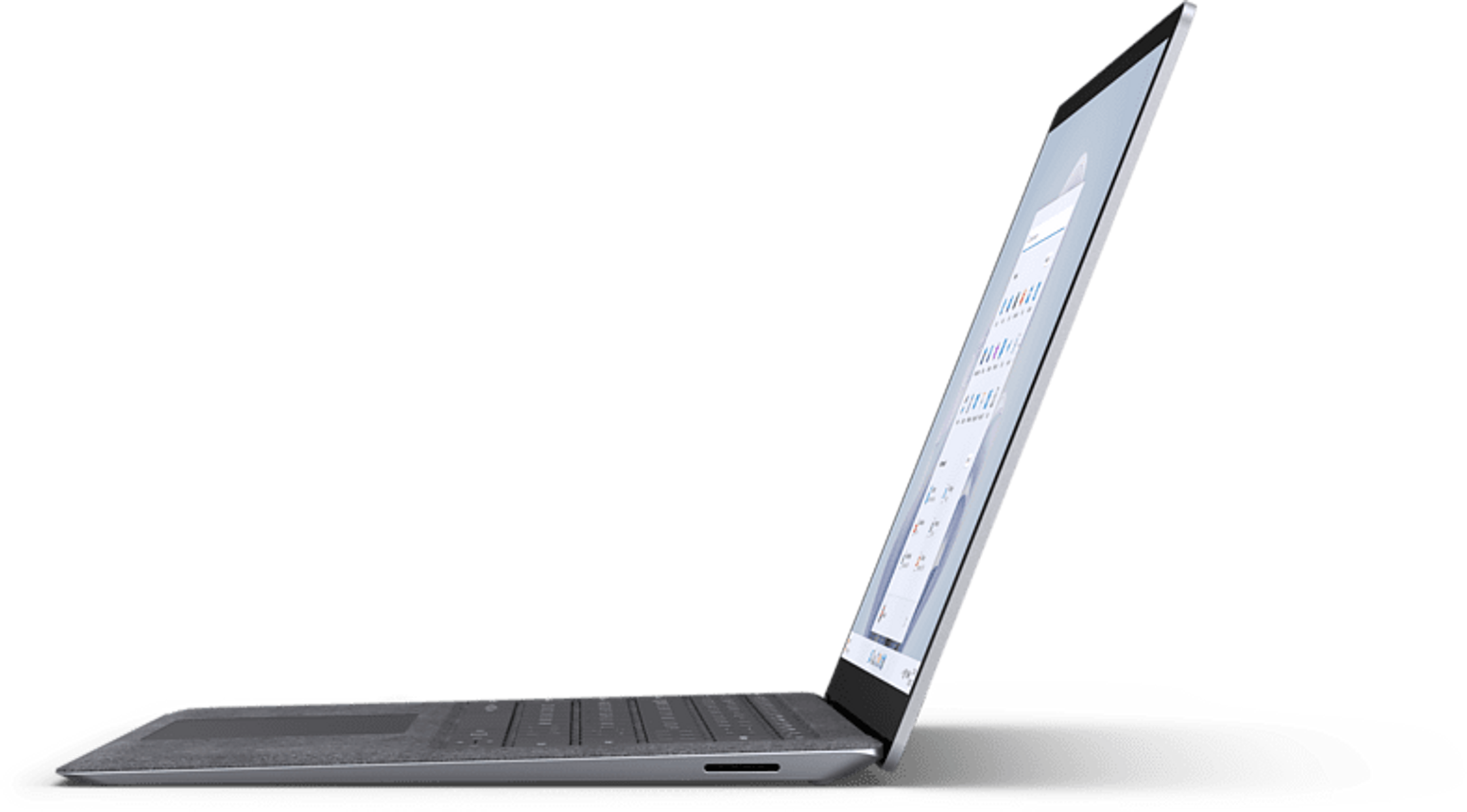 Seitenansicht eines grauen Laptops mit leicht geöffnetem Bildschirm, vor schwarzem Hintergrund.